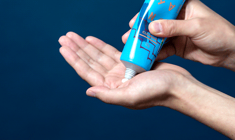 適量を手に取り、水またはぬるま湯を加えながら泡立てます