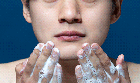 その泡で肌を包み込むように、やさしく洗い流します