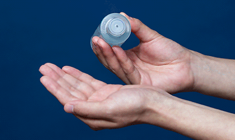 洗顔後、またはシェービング後の肌に適量の化粧水をやさしくなじませます