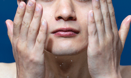 乾燥や毛穴の開きが気になる部分には、数回に分けてなじませていくと効果的です