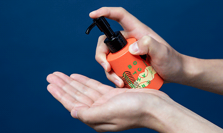 適量を手に取り、化粧水で整えたあとの肌になじませます。